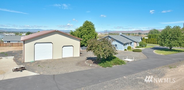 8970 Postma Road Moxee, WA 98936 - Photo 3 of 31 a view of a house with a yard and garage