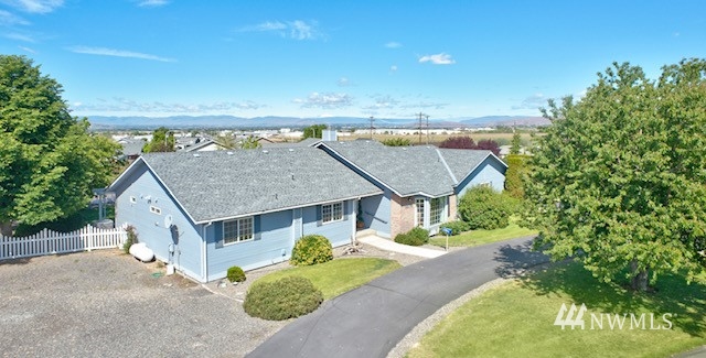8970 Postma Road Moxee, WA 98936 - Photo 4 of 31 a house with a yard