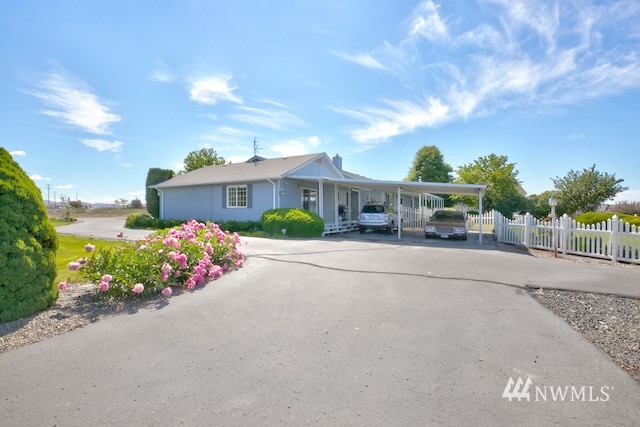 8970 Postma Road Moxee, WA 98936 - Photo 5 of 31 a view of a house with a street