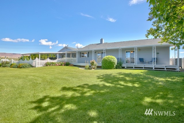 8970 Postma Road Moxee, WA 98936 - Photo 6 of 31 a view of a house with a big yard