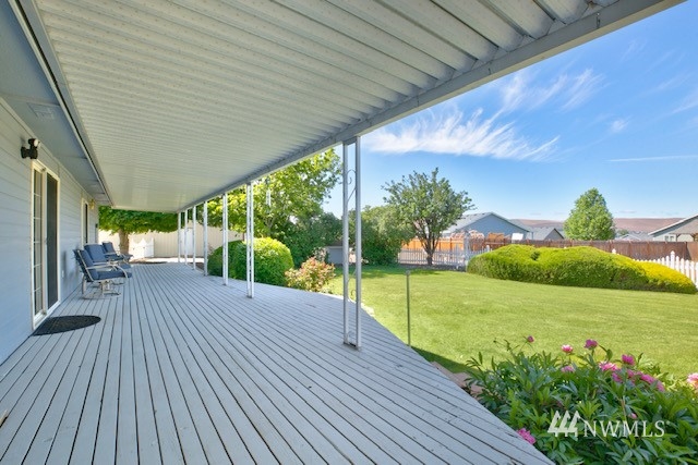 8970 Postma Road Moxee, WA 98936 - Photo 7 of 31 a view of a patio with wooden floor