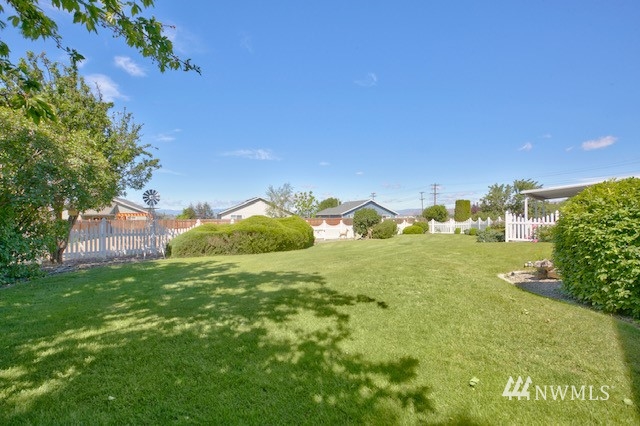 8970 Postma Road Moxee, WA 98936 - Photo 8 of 31 a view of a big yard with lots of green space