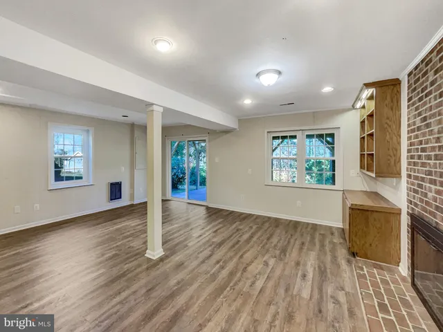 a view of a house with backyard