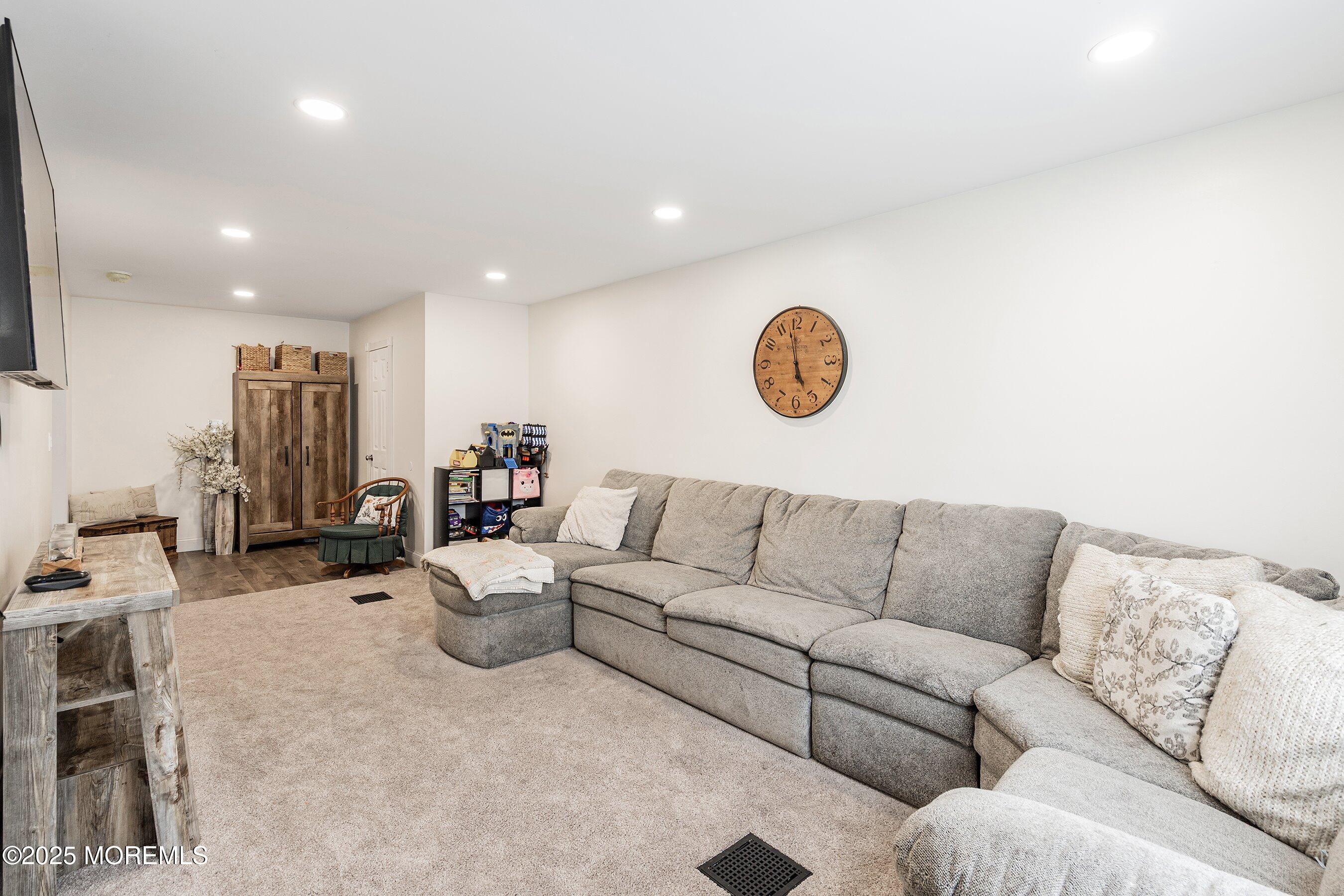 92 Jacobstown Road New Egypt, NJ 08533 - Photo 12 of 27 a living room with furniture