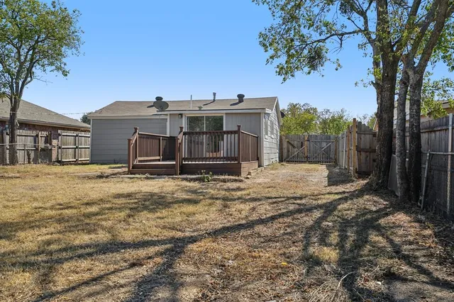 a view of a backyard