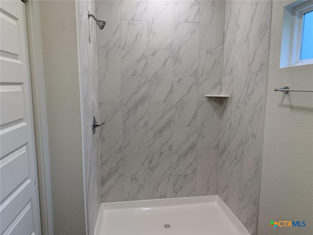 1862 Royal Loop Belton, TX 76513 - Photo 17 of 26 a bathroom with a bathtub