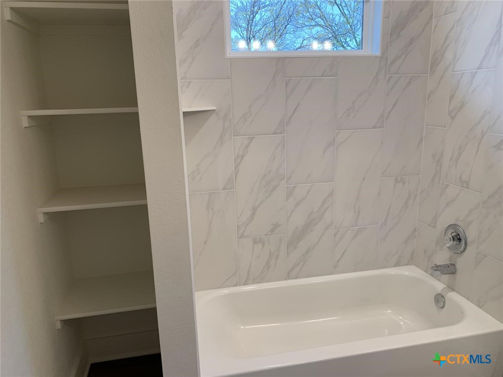 1862 Royal Loop Belton, TX 76513 - Photo 25 of 26 a bathroom with a bathtub