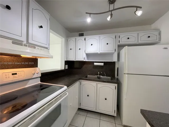 $1,700 | 10361 North Kendall Drive, Unit B4, Miami, FL 33176