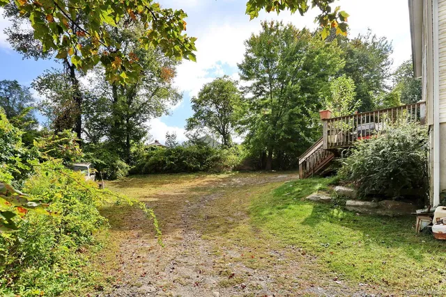 a view of a backyard