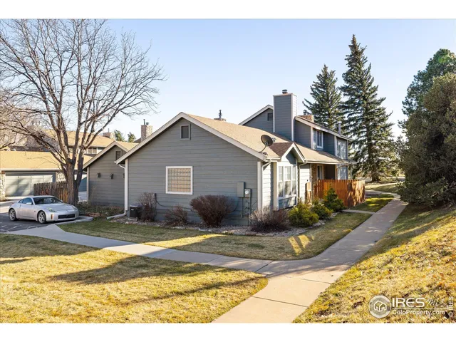 a view of a yard in front of house