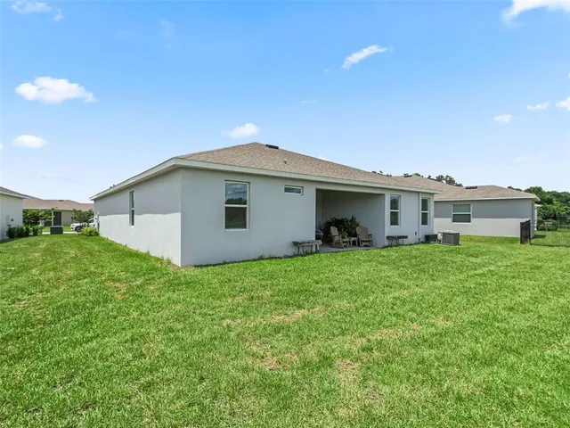 a view of a house with backyard