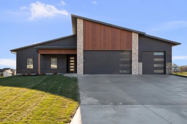 $709,900 | 324 Linda Lane, Bettendorf, IA 52722