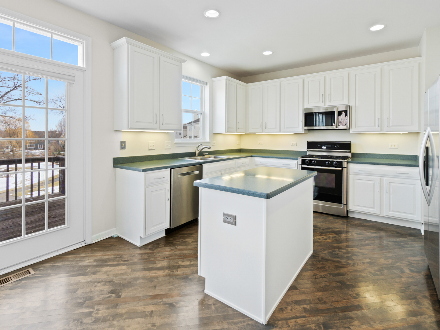 4 Kenilworth Court Cary, IL 60013 - Photo 8 of 29