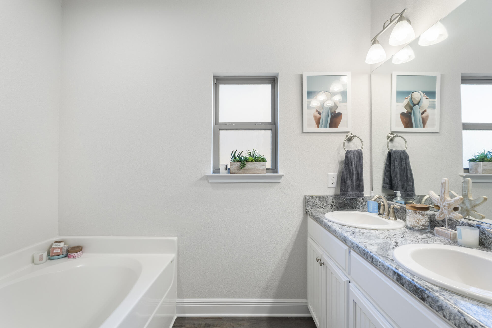 113 Ridgeway Circle Crestview, FL 32536 - Photo 24 of 54 a bathroom with a sink a tub and a mirror