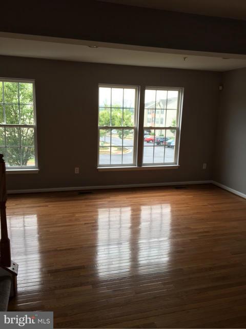 7605 Fairbrook Road Baltimore, MD 21244 - Photo 5 of 25 Living Room