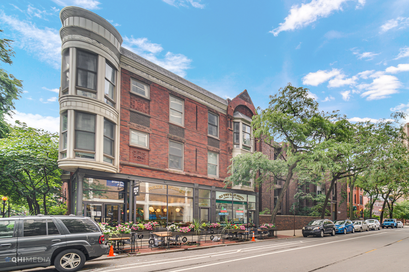 1750 North Wells Street, Unit 403 Chicago, IL 60614 - Photo 17 of 20 a front view of a building with street view