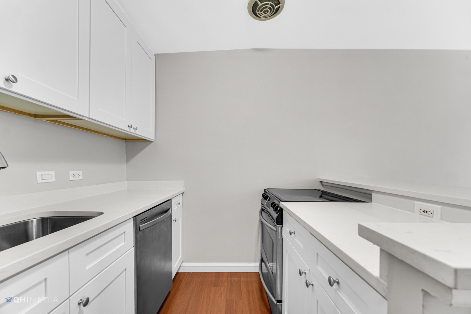 1750 North Wells Street, Unit 403 Chicago, IL 60614 - Photo 8 of 20 a utility room with dryer and washer