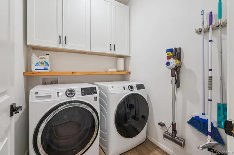 a view of entryway with washer and dryer