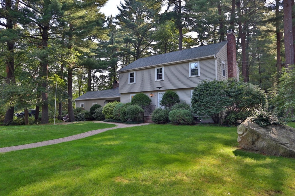 43 Huckleberry Road West Lynnfield, MA 01940 - Photo 3 of 25 Gallery Image 3