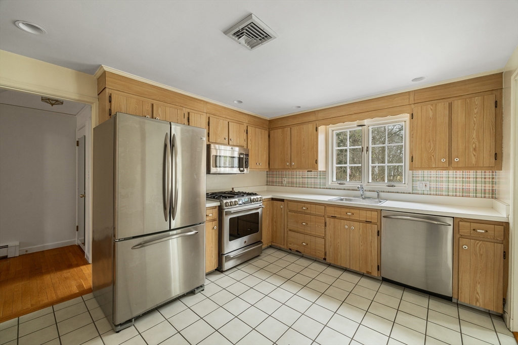 17 Longmeadow Road Hingham, MA 02043 - Photo 7 of 36 Gallery Image 7