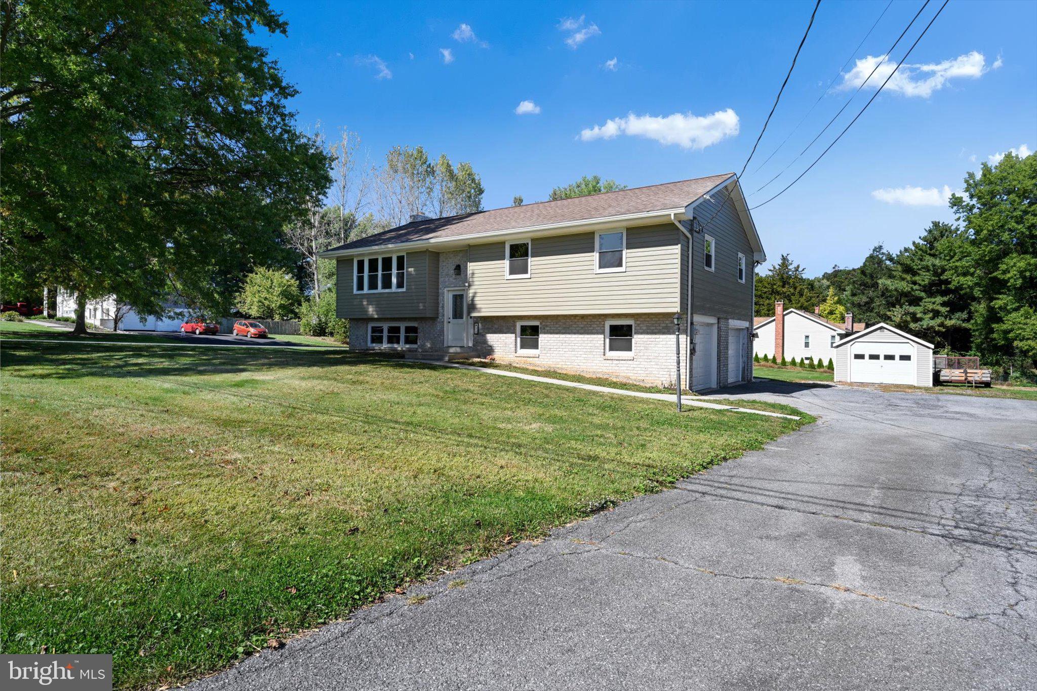34 Fairland Road Manheim, PA 17545 - Photo 1 of 41 Front With Three Car Garage