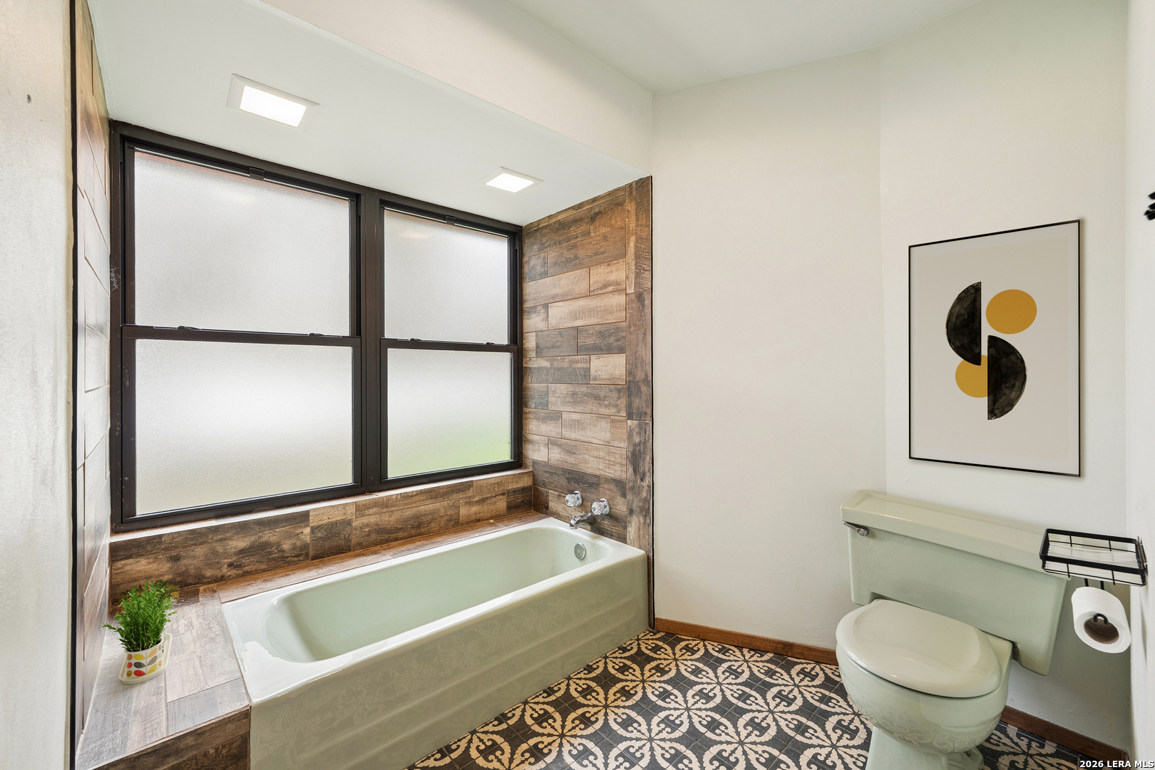 9616 Azalea Circle Garden Ridge, TX 78266 - Photo 44 of 47 a bathroom with a toilet a sink and a bathtub