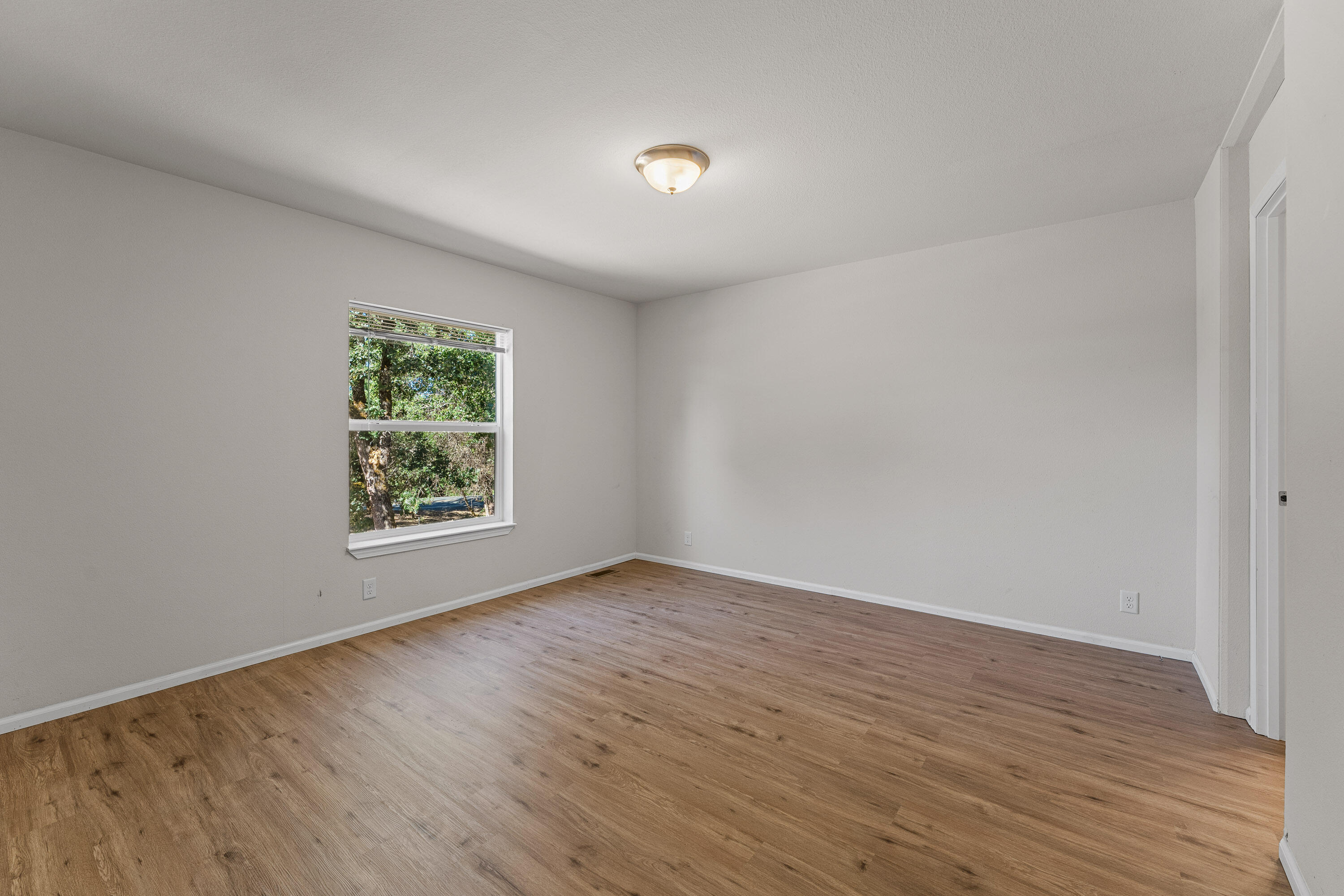 849 Three Pines Road Grants Pass, OR 97526 - Photo 17 of 29 INT (10 of 18)
