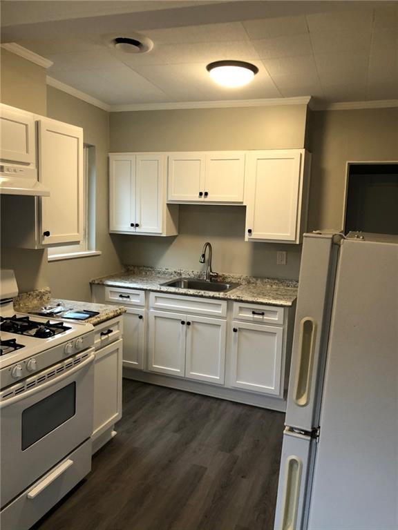 5450 Covode Place Pittsburgh, PA 15217 - Photo 7 of 25 a kitchen with a stove a sink and a refrigerator