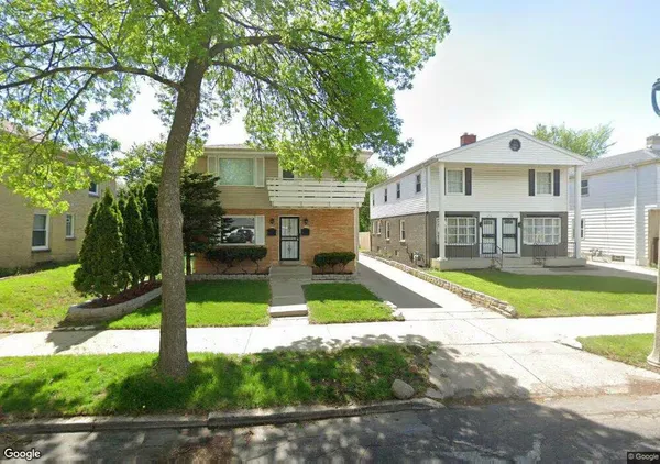 $305,000 | 2776 North Carlton Place, Unit 2778, Milwaukee, WI 53210