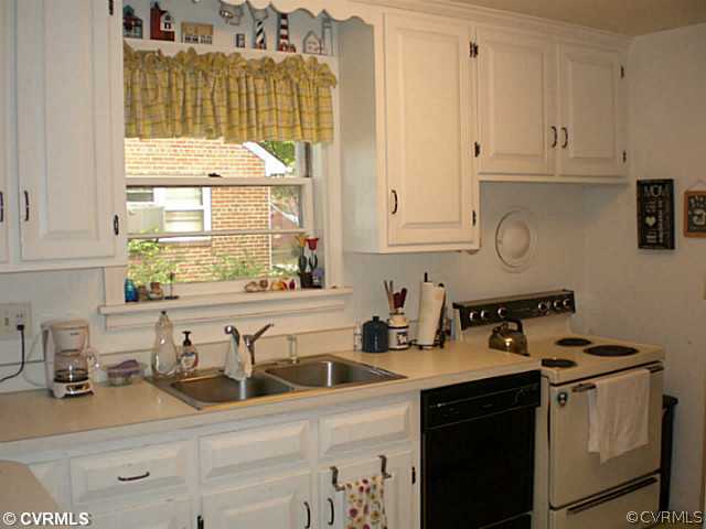 1206 Rosecroft Road Henrico, VA 23229 - Photo 3 of 12 Kitchen - breakfast bar, laminate flooring.