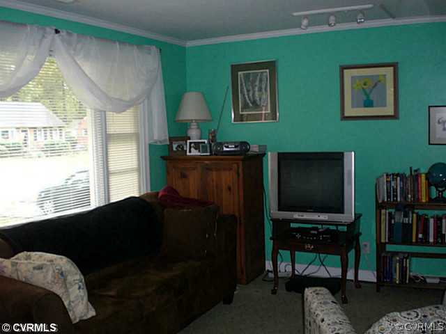1206 Rosecroft Road Henrico, VA 23229 - Photo 9 of 12 Living Room - large and bright. crown molding, gas