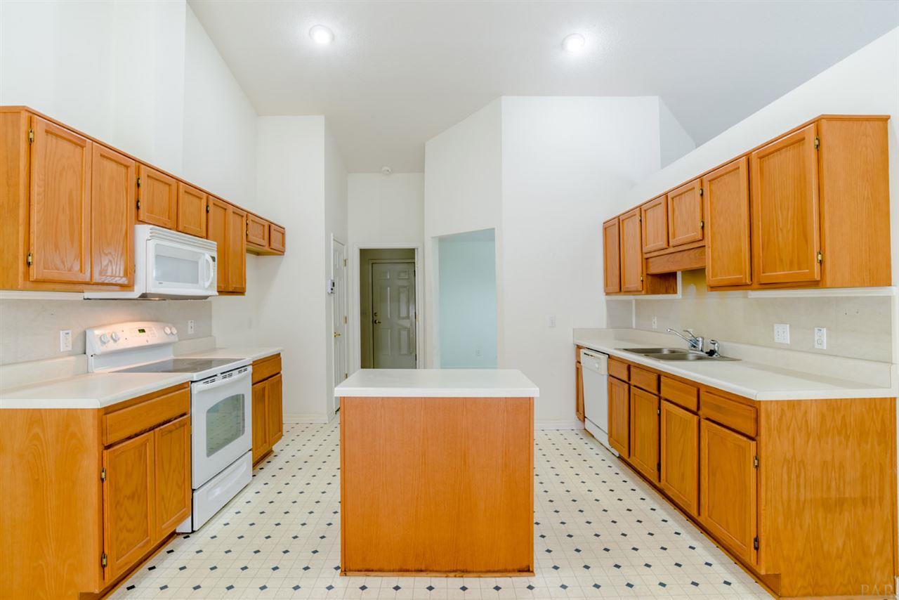 621 Riola Place Pensacola, FL 32506 - Photo 6 of 25 Gallery Image 6