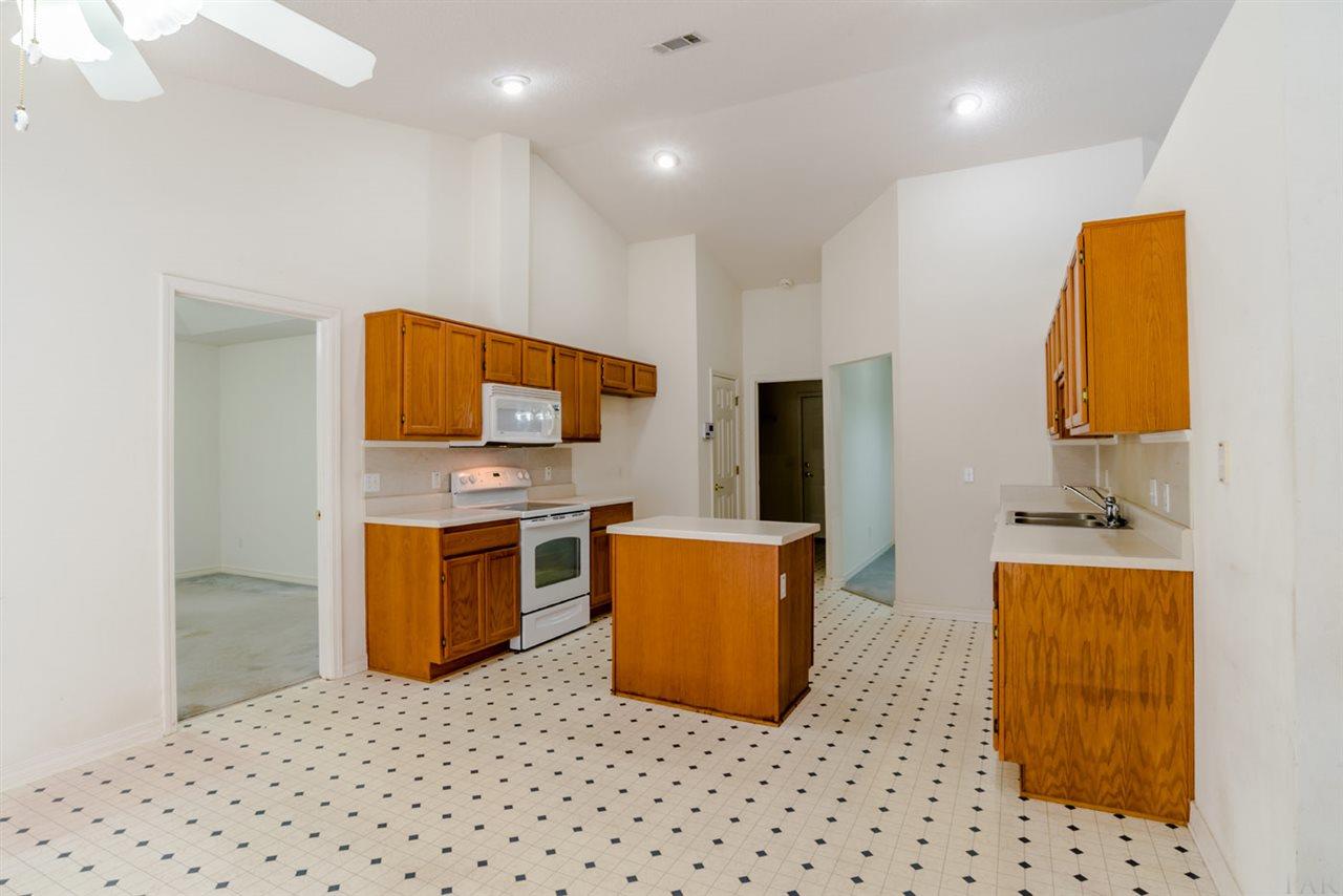 621 Riola Place Pensacola, FL 32506 - Photo 7 of 25 Gallery Image 7