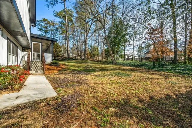 a view of a house with a yard