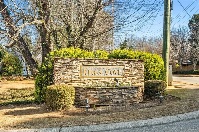 a sign that is sitting on the side of a road