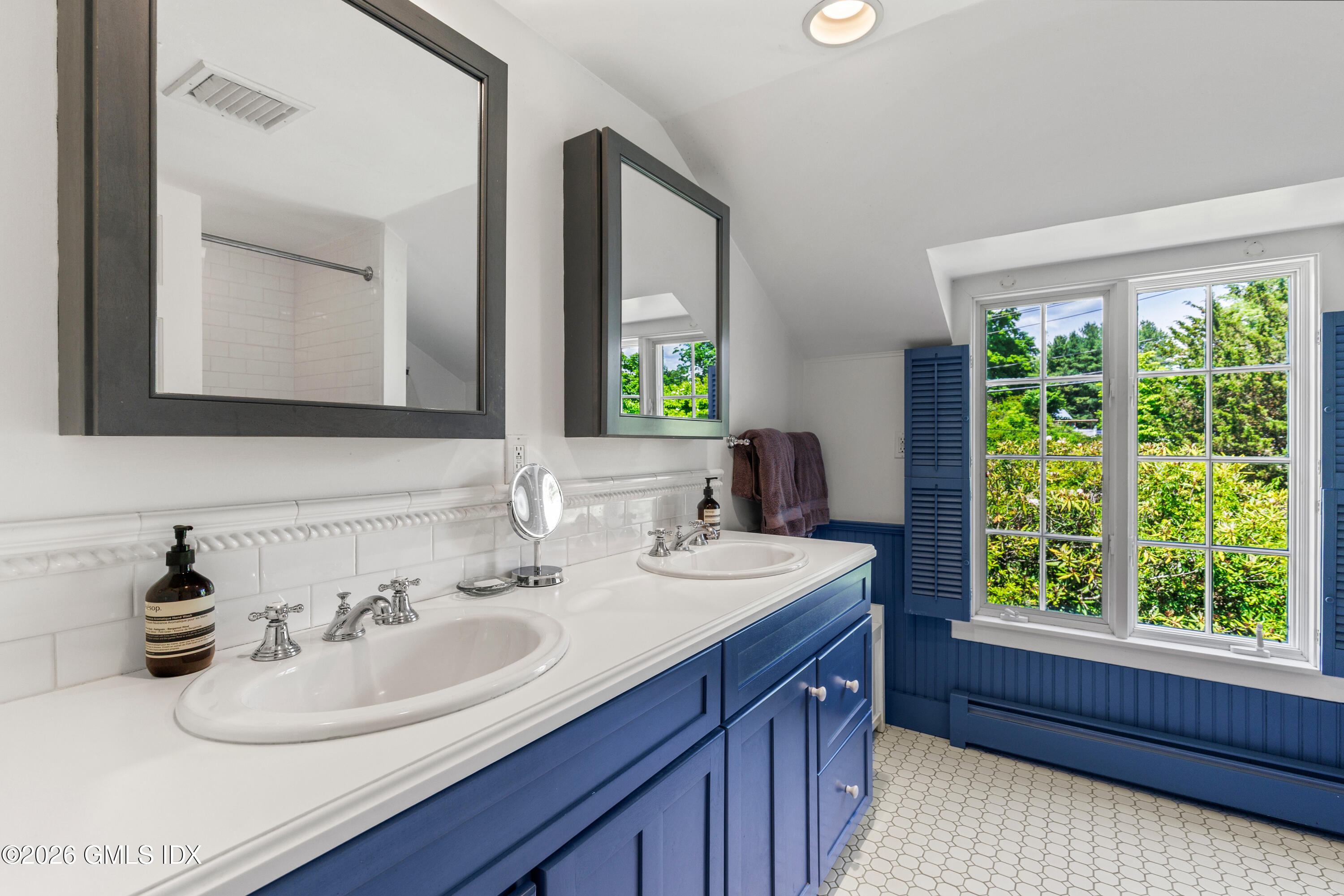456 Round Hill Road Greenwich, CT 06831 - Photo 16 of 33 Bathroom