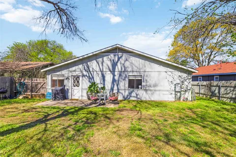 a view of a house with a big yard