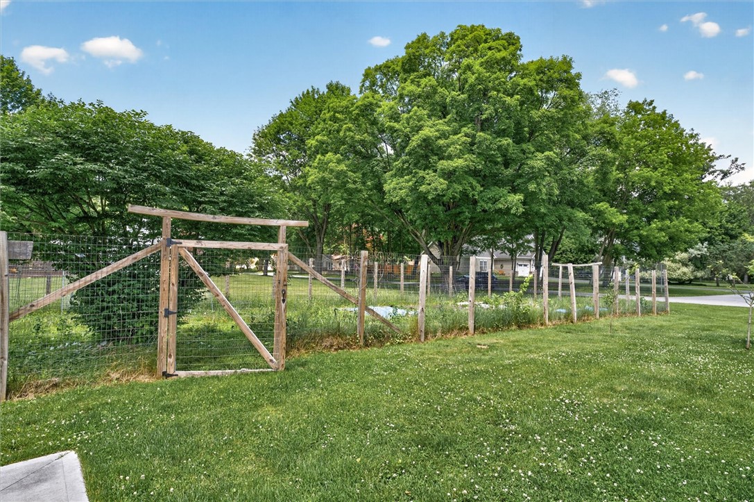 115 Crescent Road Perinton, NY 14450 - Photo 7 of 31 Large Fenced-In Garden