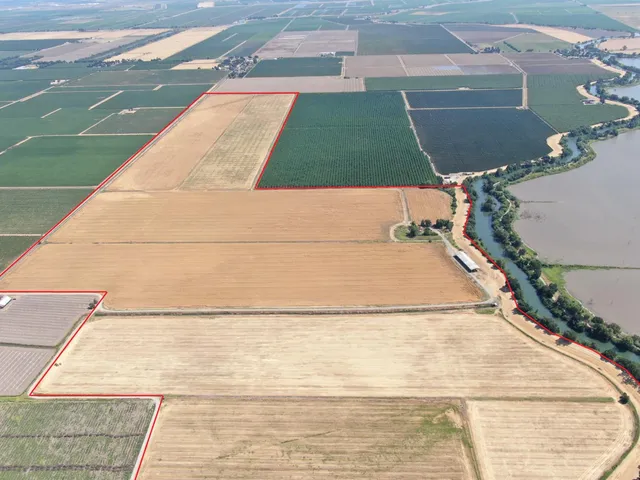 a view of a tennis court
