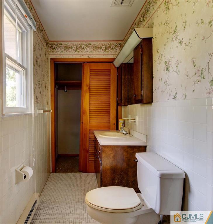 139 East Cliff Road Colonia, NJ 07067 - Photo 13 of 24 a bathroom with a toilet a sink and mirror