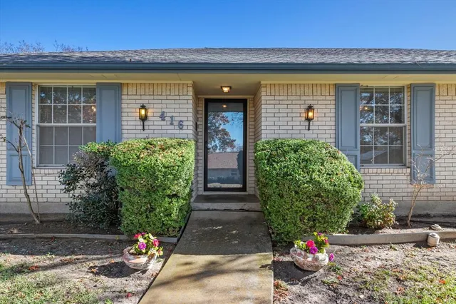 $290,000 | 416 Newcastle Drive, DeSoto, TX 75115