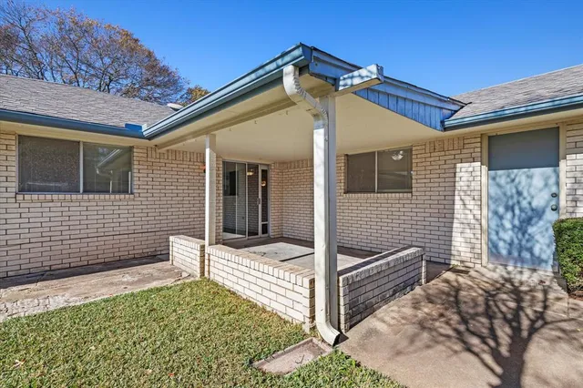 $290,000 | 416 Newcastle Drive, DeSoto, TX 75115