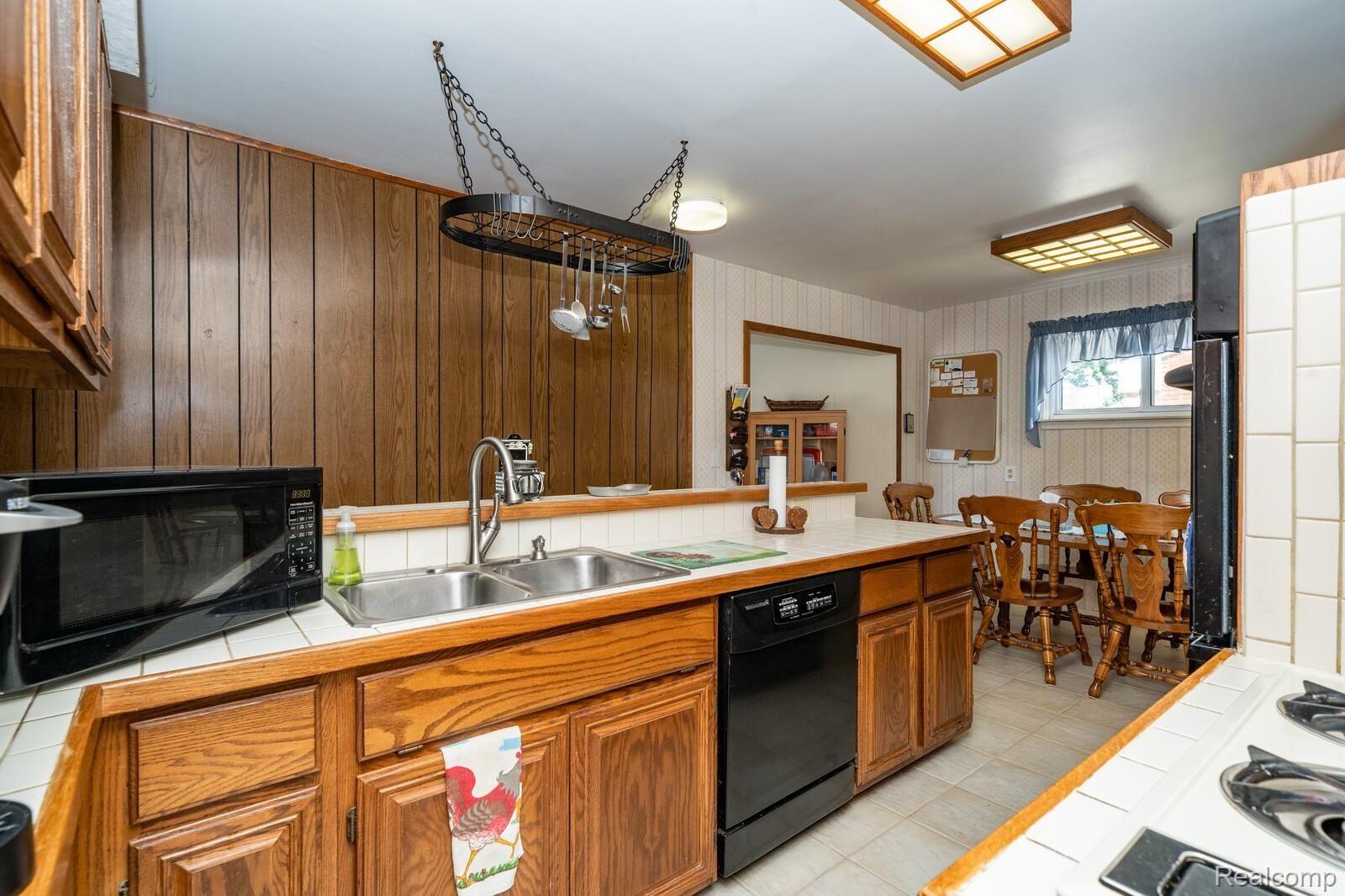 29215 Schoenherr Road Warren, MI 48088 - Photo 12 of 30 13_DSC06347_mls.jpg