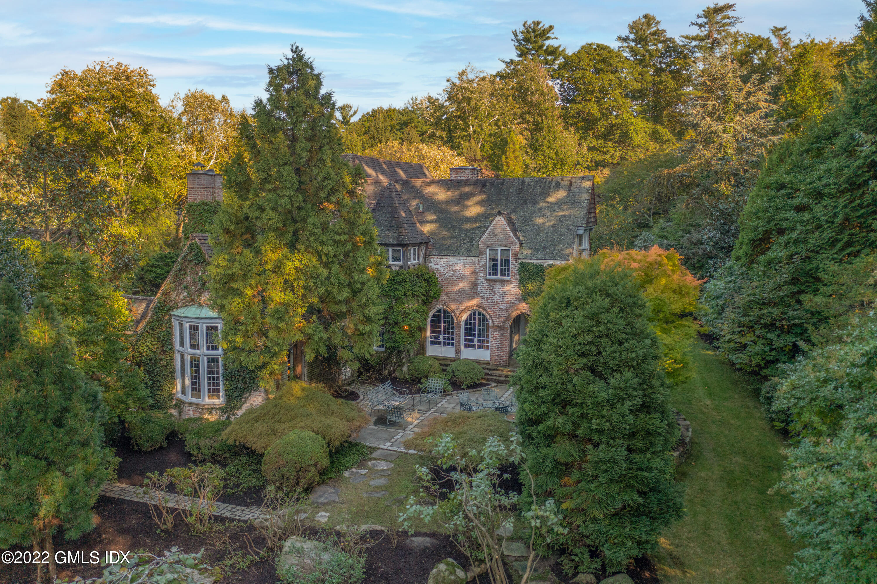 520 Indian Field Road Greenwich, CT 06830 - Photo 11 of 55 a view of a garden