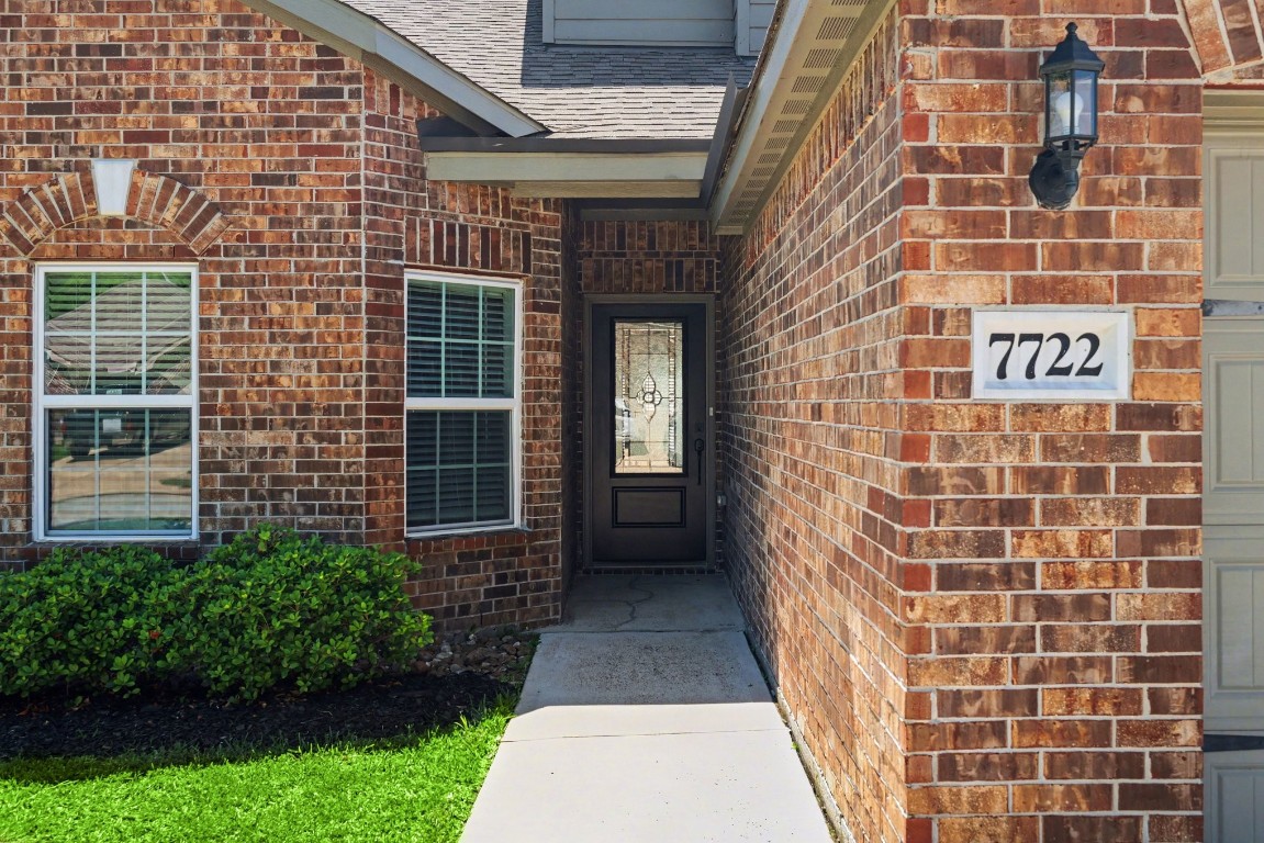 7722 Boulder Sunstone Lane Conroe, TX 77304 - Photo 4 of 25 a view of a brick building
