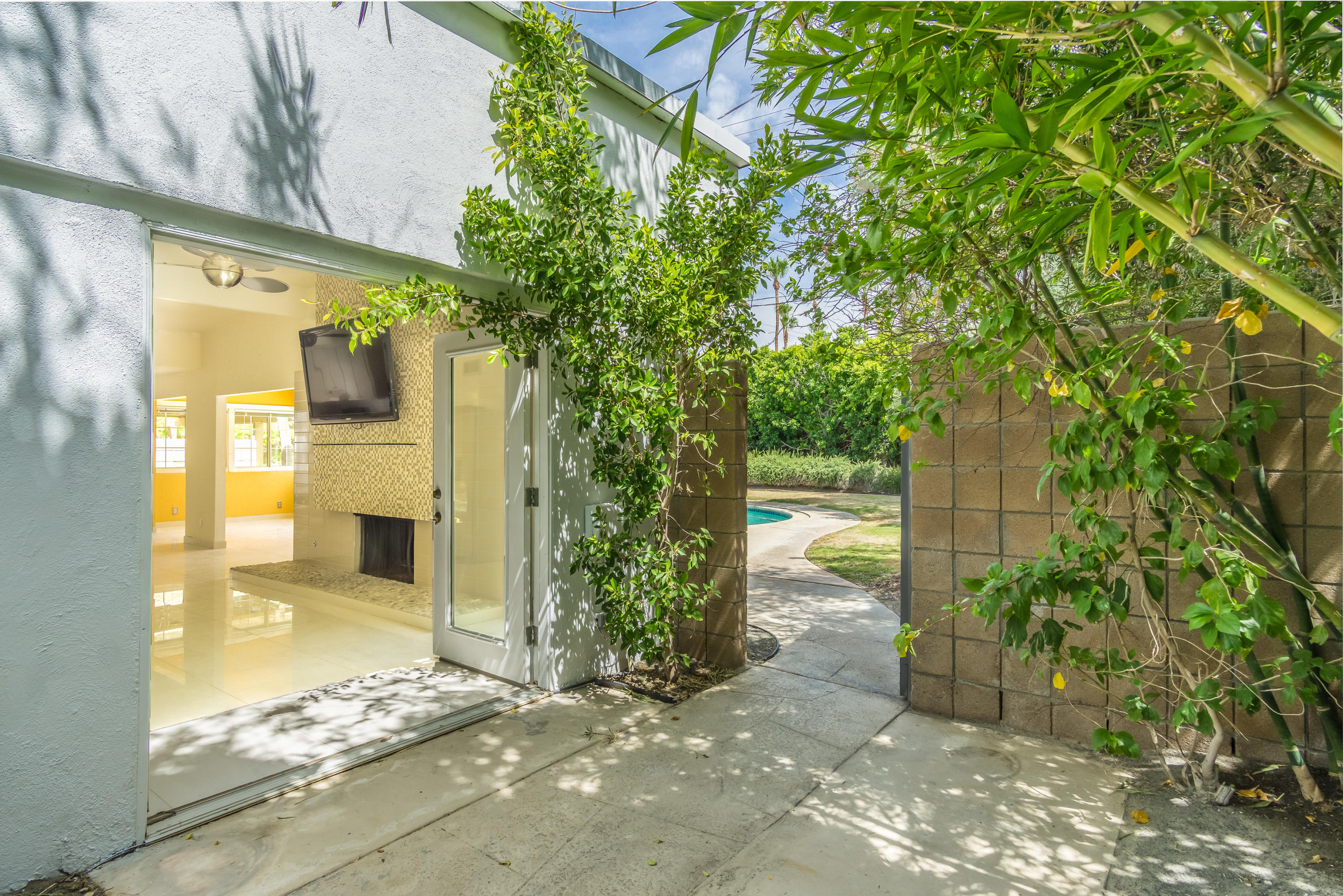 1050 East Racquet Club Road Palm Springs, CA 92262 - Photo 22 of 39 1050_E_Racquet_Club_PS_PRINT_23