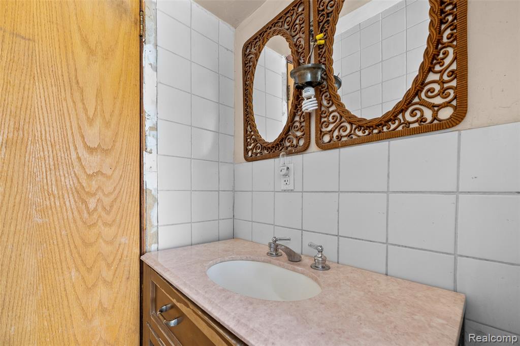 2016 Atkinson Street Detroit, MI 48206 - Photo 12 of 32 Gallery Image 12