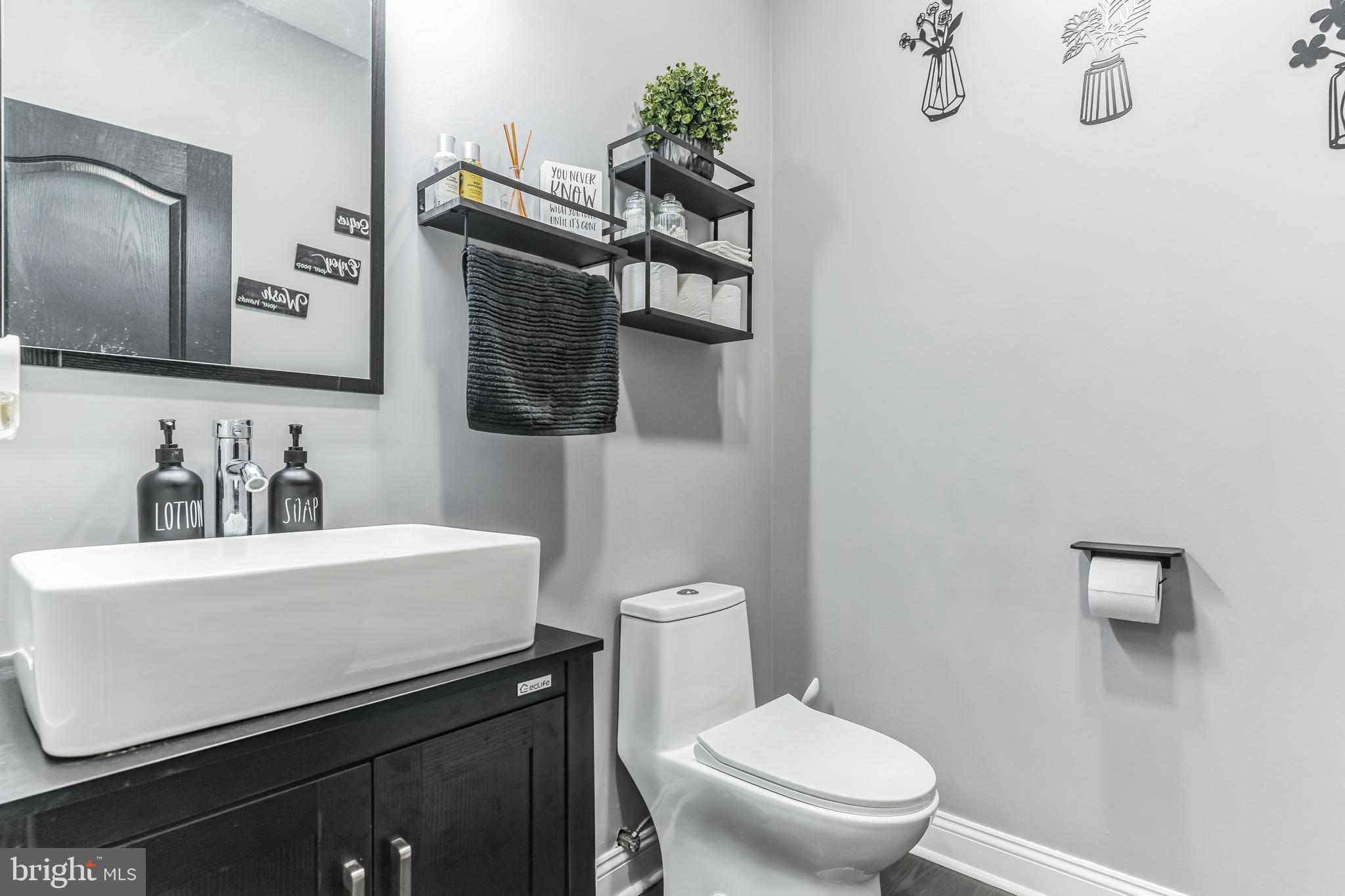6944 North Clifton Road Frederick, MD 21702 - Photo 26 of 54 Main Level Powder Room
