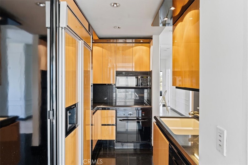 10501 Wilshire Boulevard, Unit 1103 Los Angeles, CA 90024 - Photo 12 of 34 a view of an outdoor kitchen