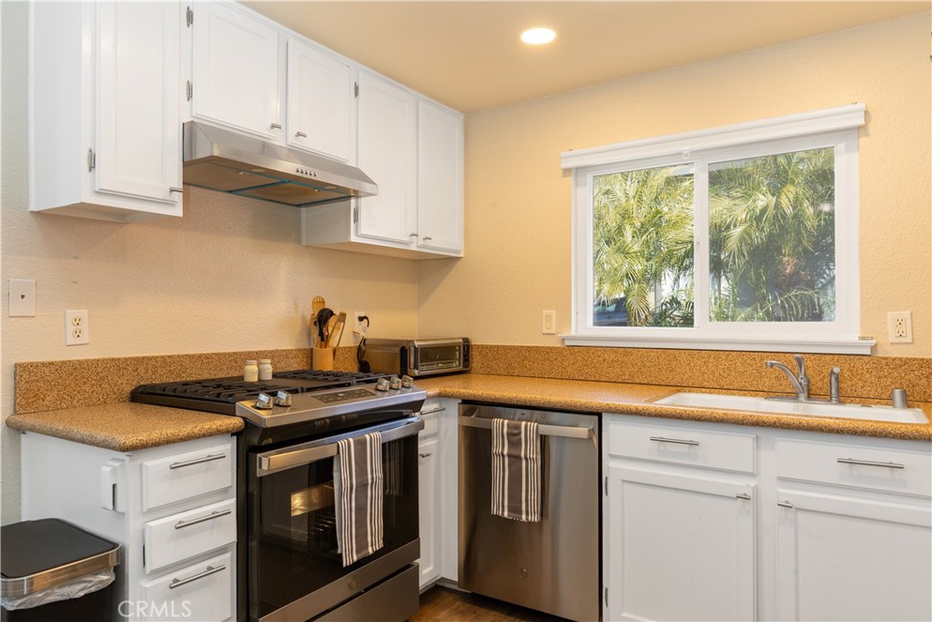 6471 Caledon Place Rancho Cucamonga, CA 91737 - Photo 10 of 42 Kitchen